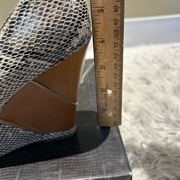 B. MAKOWSKY SNAKESKIN WEDGE - Picture 10 of 10
